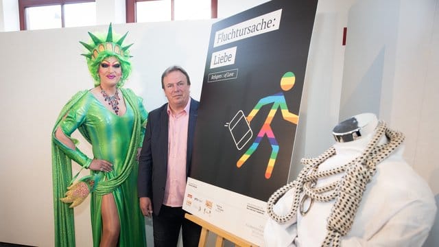 Dragqueen Olivia Jones (l) ist Schirmherrin der Sonderausstellung "Fluchtursache: Liebe".