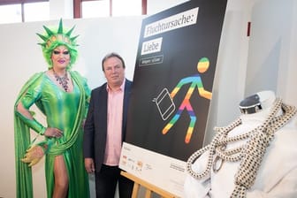 Dragqueen Olivia Jones (l) ist Schirmherrin der Sonderausstellung "Fluchtursache: Liebe".