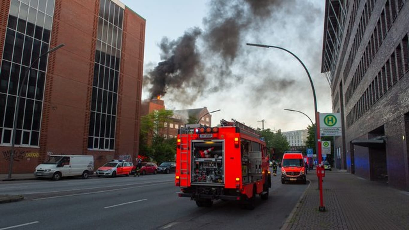 Das Feuer auf dem Gelände der ehemaligen Hamburger Holsten-Brauerei lässt eine weithin sichtbare Rauchsäule aufsteigen.