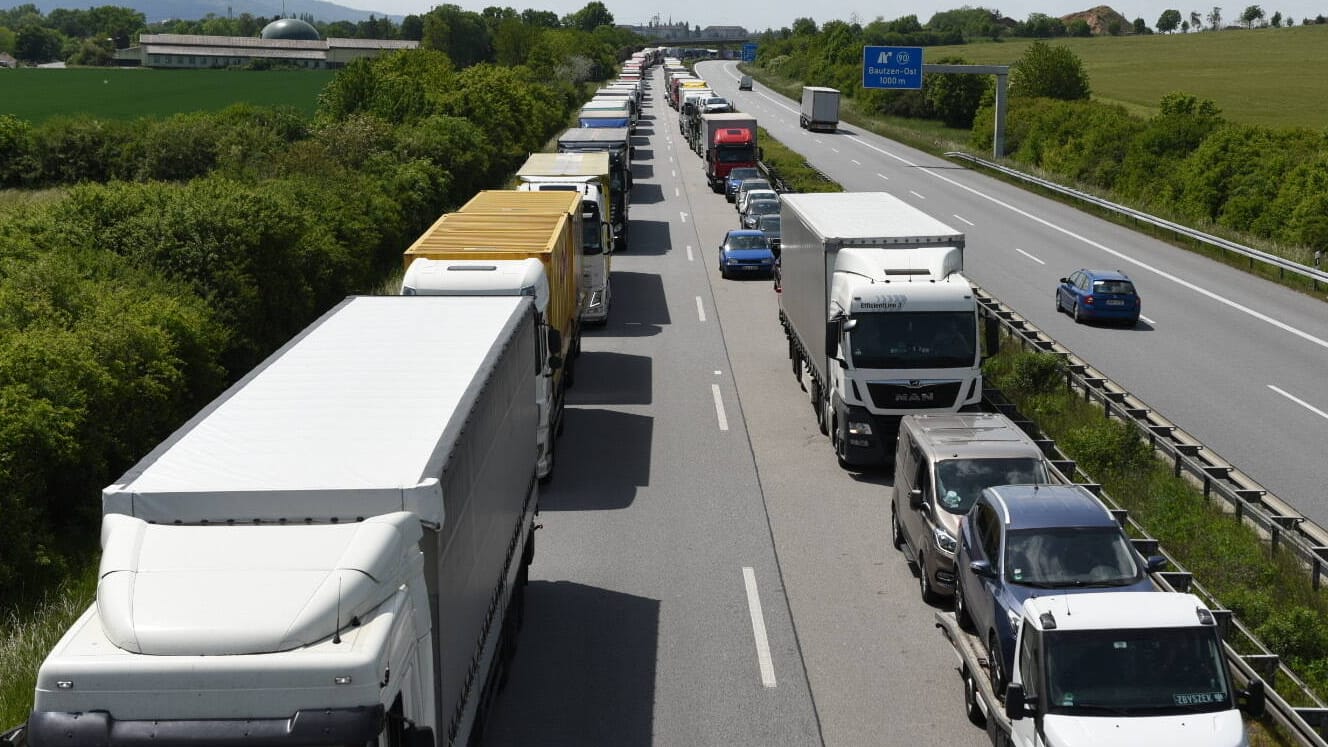 Ein Stau auf einer Autobahn: Die A3 wurde in Hessen vollgesperrt, weil zwei Männer in Streit geraten sind. (Symbolfoto) Ein Stau auf einer Autobahn: Die A3 wurde in Hessen vollgesperrt, weil zwei Männer in Streit geraten sind. (Symbolfoto)