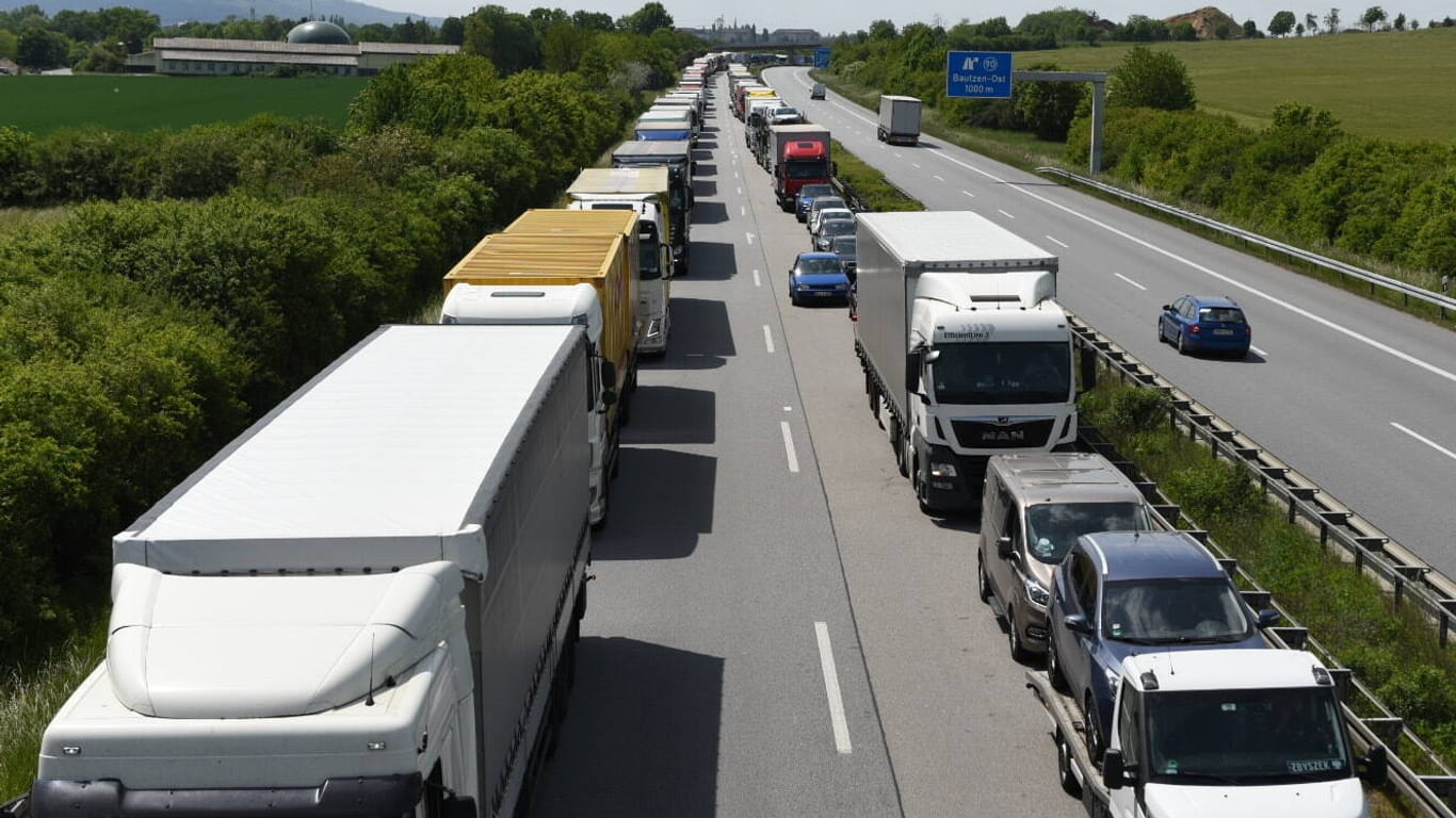 Ein Stau auf einer Autobahn: Die A3 wurde in Hessen vollgesperrt, weil zwei Männer in Streit geraten sind. (Symbolfoto)