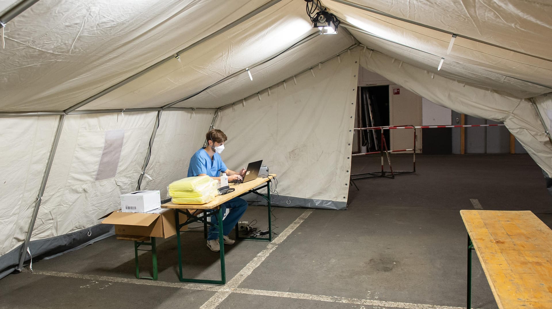 In der Tiefgarage des betroffenen Hochhauses wurde ein Corona-Testzentrum eingerichtet. In der Tiefgarage des betroffenen Hochhauses wurde ein Corona-Testzentrum eingerichtet.