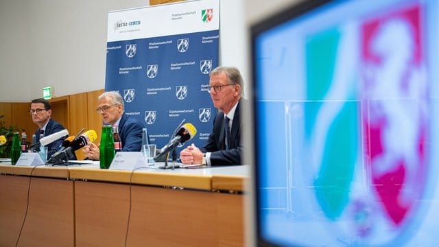 Oberstaatsanwalt Martin Botzenhardt (l-r), Ermittlungsleiter Joachim Poll und Polizeipräsident Rainer Furth informieren die Presse über den Stand der Ermittlungen. Oberstaatsanwalt Martin Botzenhardt (l-r), Ermittlungsleiter Joachim Poll und Polizeipräsident Rainer Furth informieren die Presse über den Stand der Ermittlungen.
