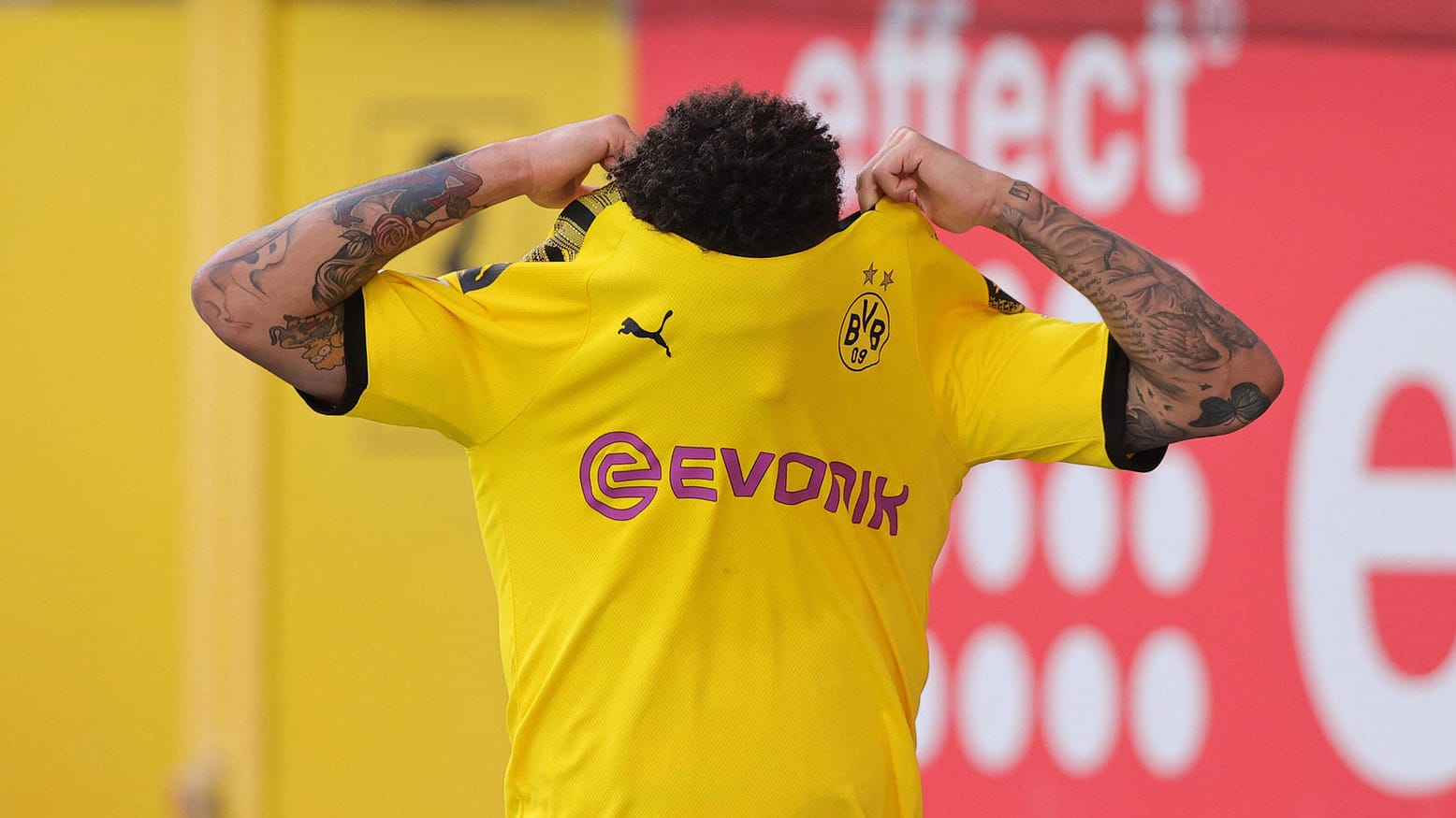 Jadon Sancho: Der BVB-Star könnte in der kommenden Saison in einem deutlich auffälligeren Trikot auflaufen. Jadon Sancho: Der BVB-Star könnte in der kommenden Saison in einem deutlich auffälligeren Trikot auflaufen.