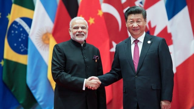 Der indische Premierminister Narendra Modi (l) und der chinesische Präsident Xi Jinping bei einem Treffen im September 2016. Der indische Premierminister Narendra Modi (l) und der chinesische Präsident Xi Jinping bei einem Treffen im September 2016.