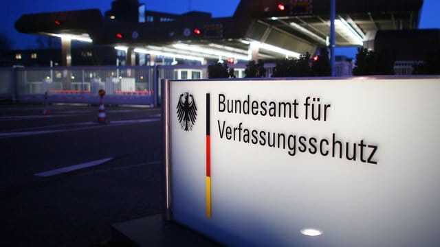 Bundesinnenminister Seehofer will das neue Verfassungsschutzgesetz ins Kabinett einzubringen - "mit der Quellen- Telekommunikationsüberwachung, aber ohne Online-Durchsuchung". Bundesinnenminister Seehofer will das neue Verfassungsschutzgesetz ins Kabinett einzubringen - "mit der Quellen- Telekommunikationsüberwachung, aber ohne Online-Durchsuchung".