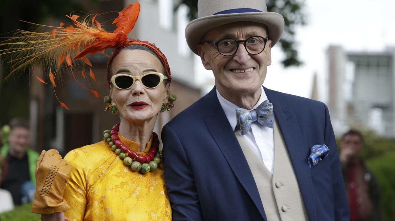 Britt Kanja und Günther Krabbenhöft: Hier ist "Berlins coolster Opa" 2017 auf der Galopprennbahn Hoppegarten zu sehen.