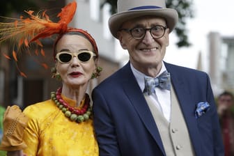 Britt Kanja und Günther Krabbenhöft: Hier ist "Berlins coolster Opa" 2017 auf der Galopprennbahn Hoppegarten zu sehen.