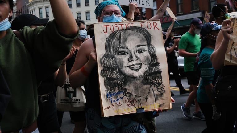 Eine Demonstrantin in New York hält eine Portraitzeichnung hoch, die Breonna Taylor zeigt. Die 26-jährige Schwarze wurde rund zwei Monate vor George Floyd von Polizisten erschossen.