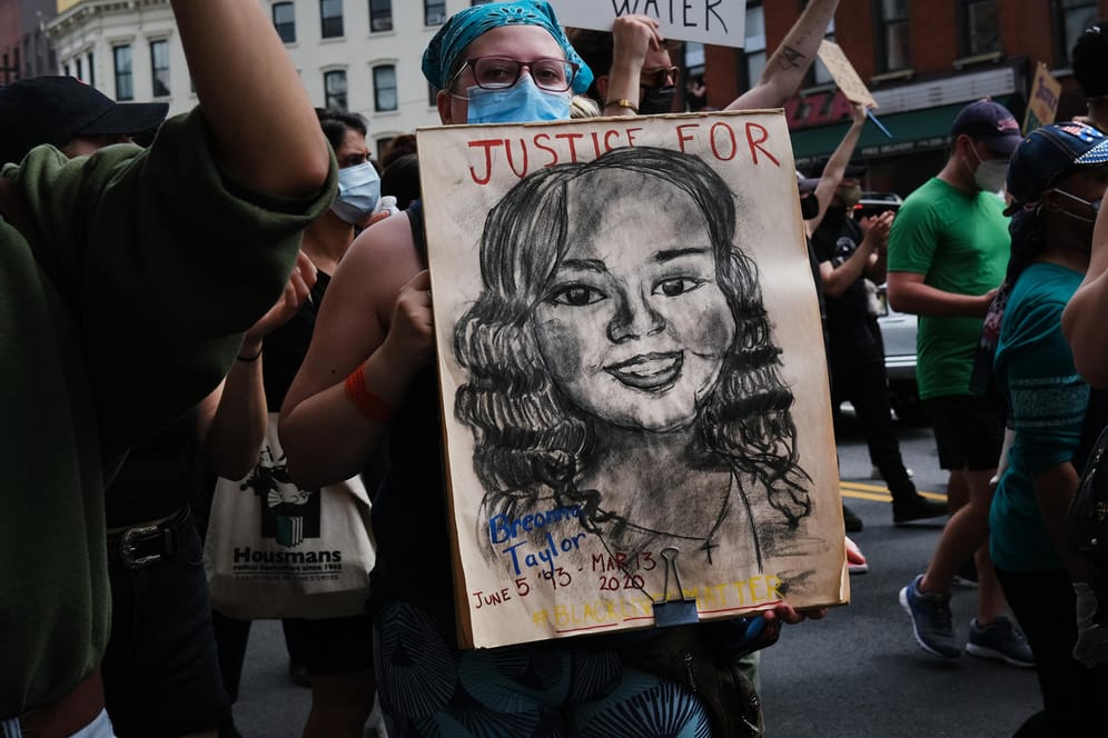 Eine Demonstrantin in New York hält eine Portraitzeichnung hoch, die Breonna Taylor zeigt. Die 26-jährige Schwarze wurde rund zwei Monate vor George Floyd von Polizisten erschossen.