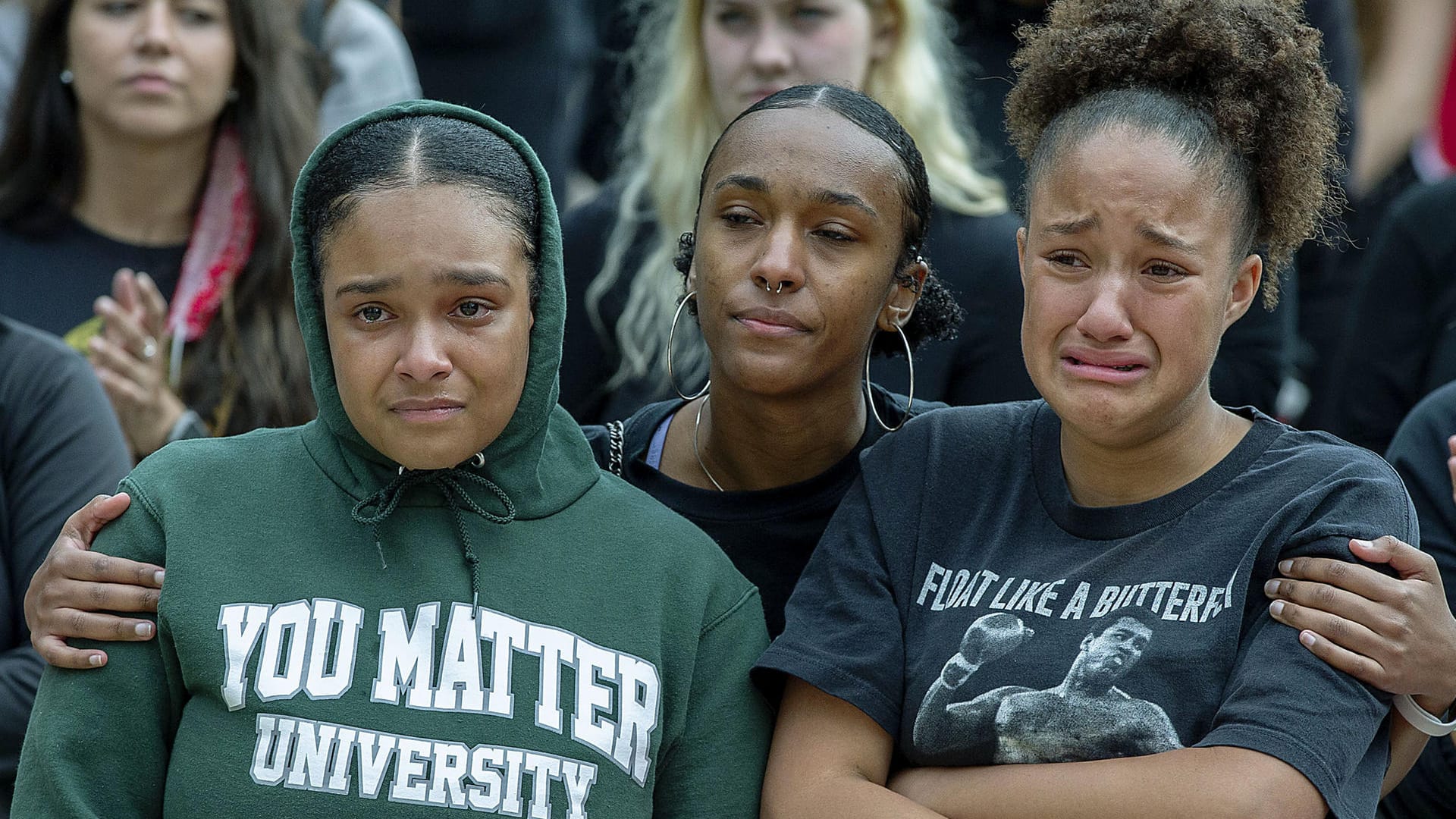 Junge Teilnehmerinnen einer "Black Lives Matter"-Kundgebung in Kalifornien sind sichtlich bewegt, als Sprecher über Todesfälle durch rassistische Polizeigewalt berichten.