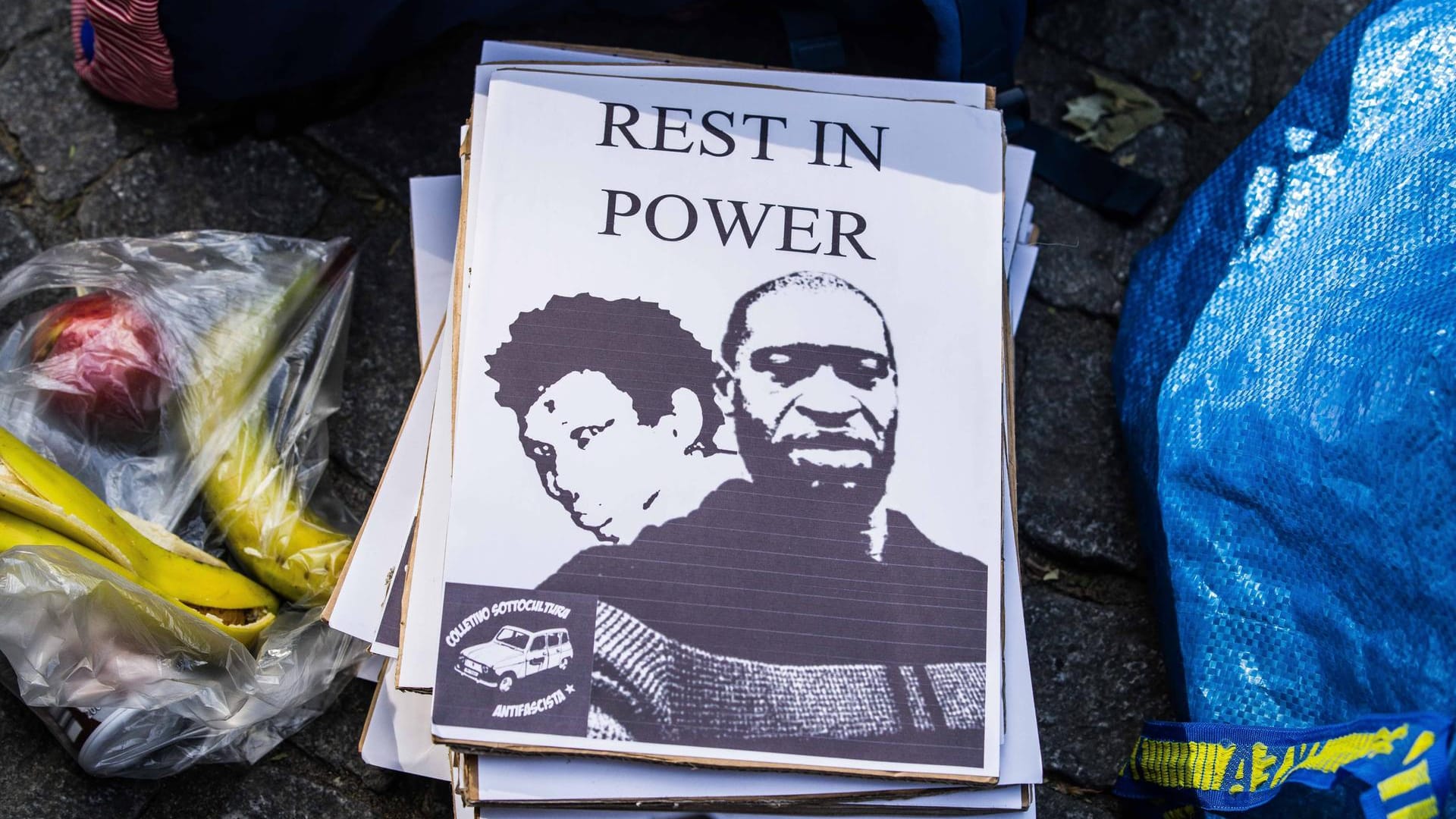 Ein Demo-Schild in München, auf dem George Floyd und Oury Jalloh zu sehen sind.