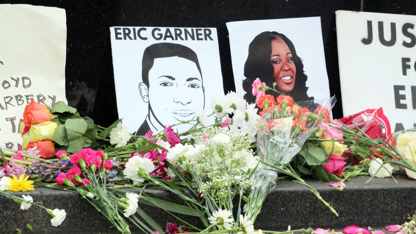 Zeichnungen von Eric Garner und Breonna Taylor bei einem Protest in New York. Sie waren nur zwei von vielen Schwarzen Opfern rassistischer Polizeigewalt