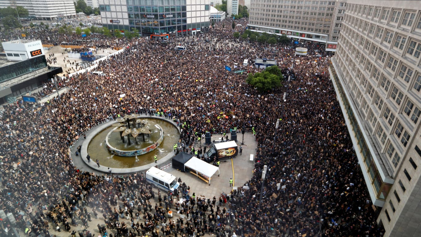Deutliches Zeichen: Demonstranten am Berliner Alexanderplatz am Samstag.