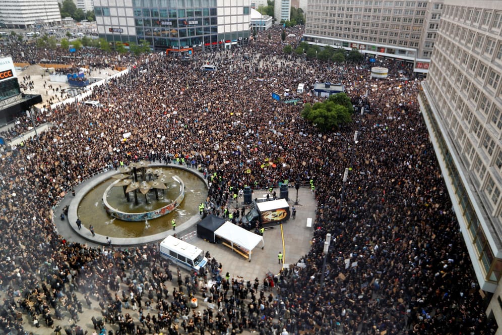 Deutliches Zeichen: Demonstranten am Berliner Alexanderplatz am Samstag.