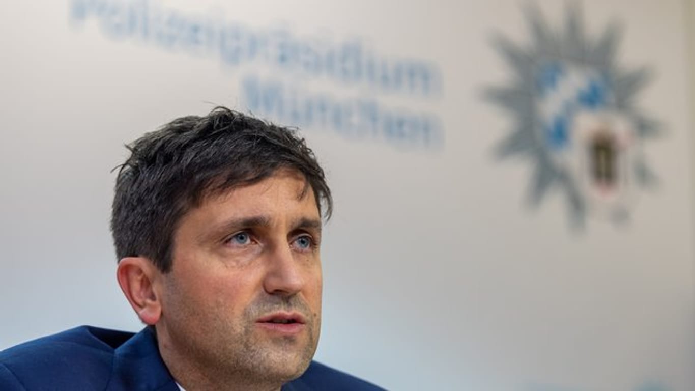 Josef Wimmer, Leiter Kriminalkommissariat 11, bei einerPressekonferenz zur Festnahme einer Tatverdächtigen nach dem Fund vergifteter Getränkeflaschen in Münchner Supermärkten.