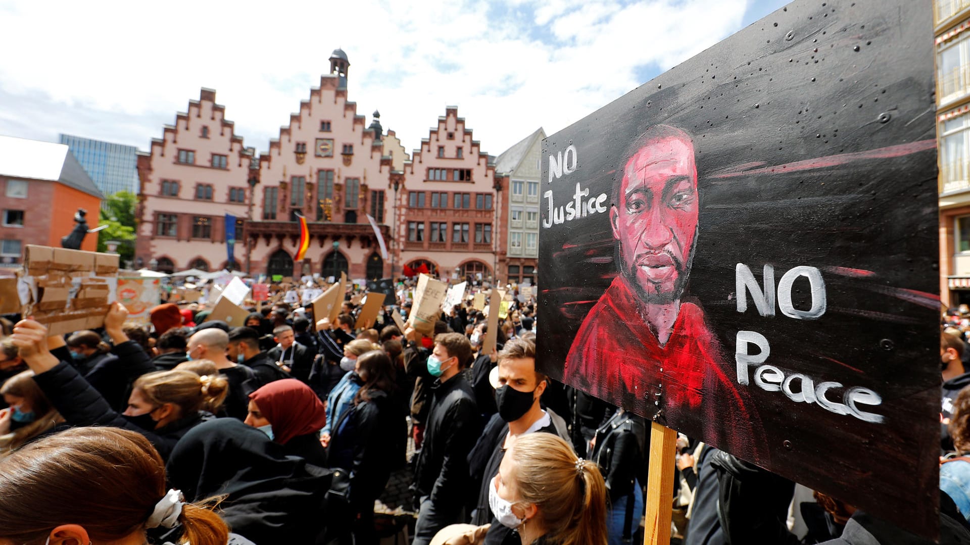 Solidarität auch in Frankfurt: Demonstranten mit einem Schild in Erinnerung an George Floyd.