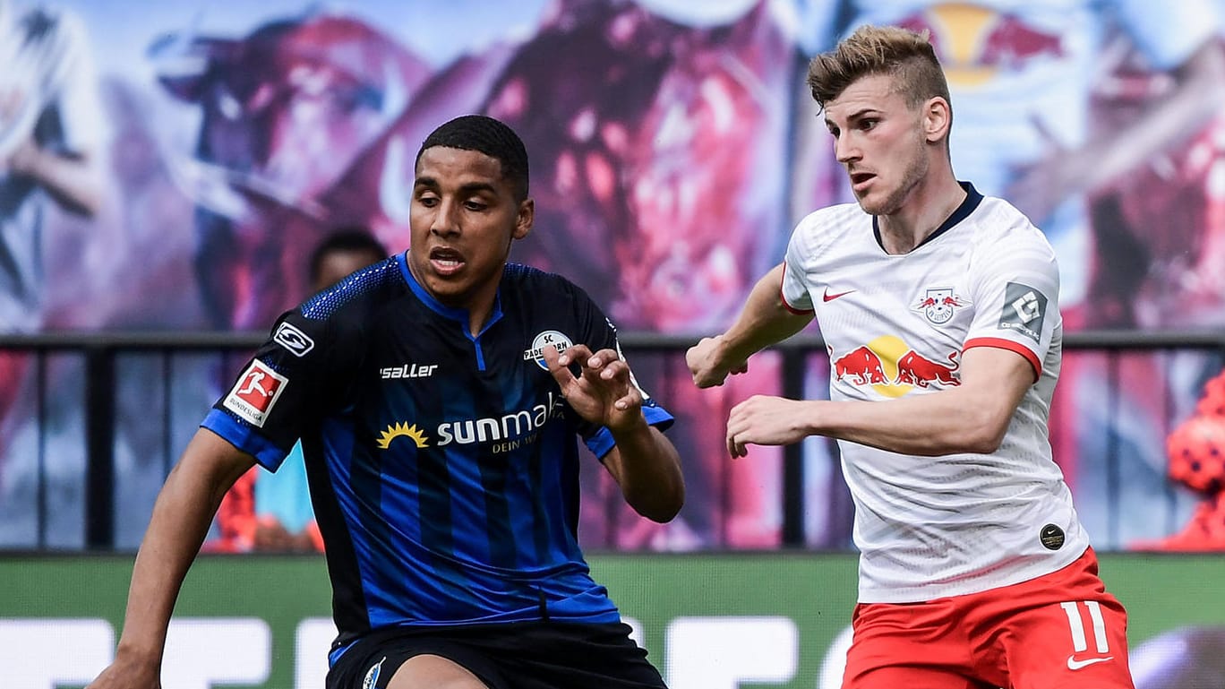 Abdelhamid Sabiri (li.) im Zweikampf mit Timo Werner (re.): Paderborn überrascht mit einem Unentschieden in Leipzig.