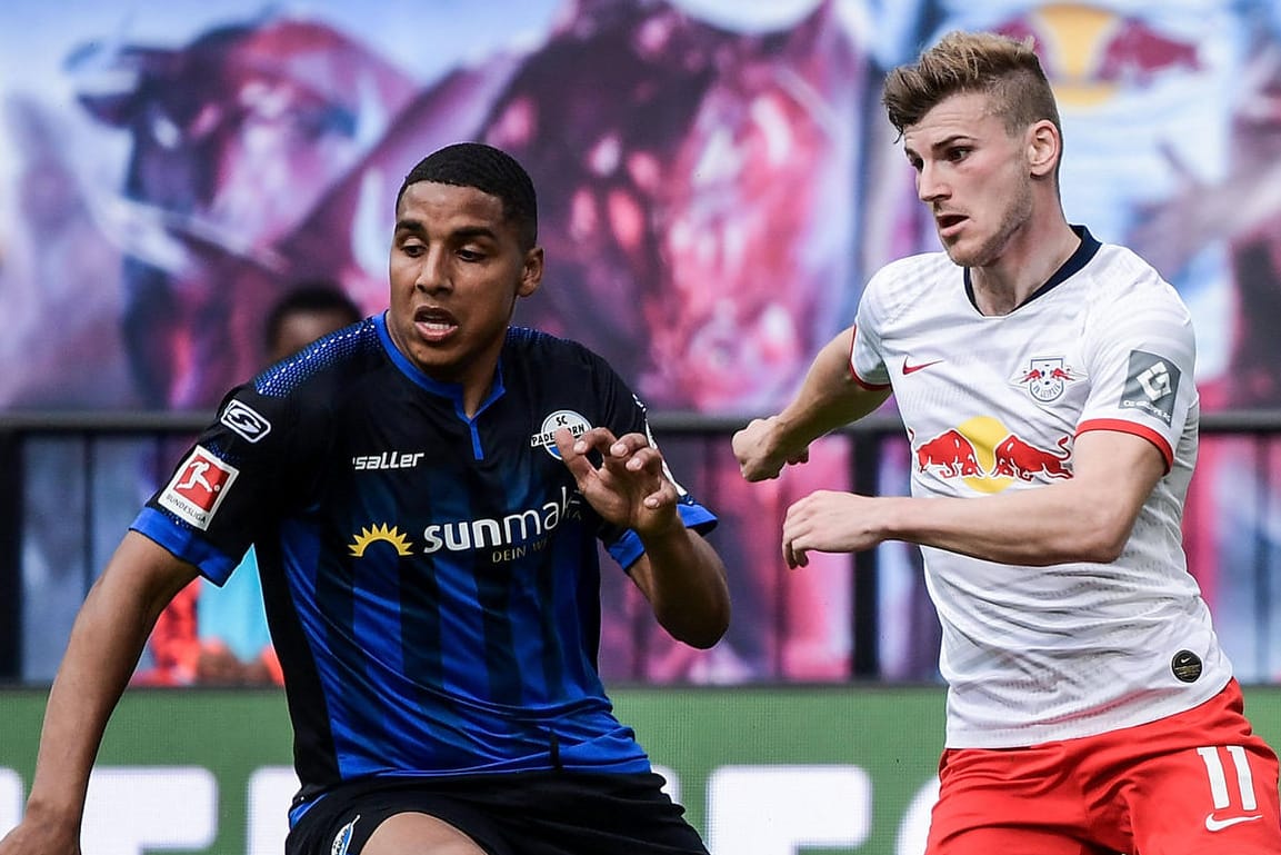 Abdelhamid Sabiri (li.) im Zweikampf mit Timo Werner (re.): Paderborn überrascht mit einem Unentschieden in Leipzig.