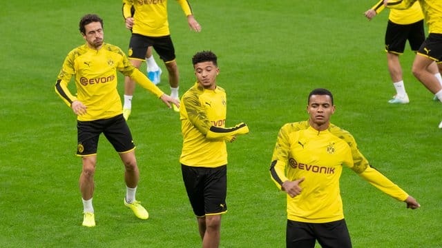 Jadon Sancho (l) und Manuel Akanji stehen trotz der jüngsten Friseur-Affäre in der Startelf von Borussia Dortmund. Jadon Sancho (l) und Manuel Akanji stehen trotz der jüngsten Friseur-Affäre in der Startelf von Borussia Dortmund.
