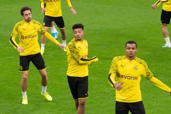Jadon Sancho (l) und Manuel Akanji stehen trotz der jüngsten Friseur-Affäre in der Startelf von Borussia Dortmund.