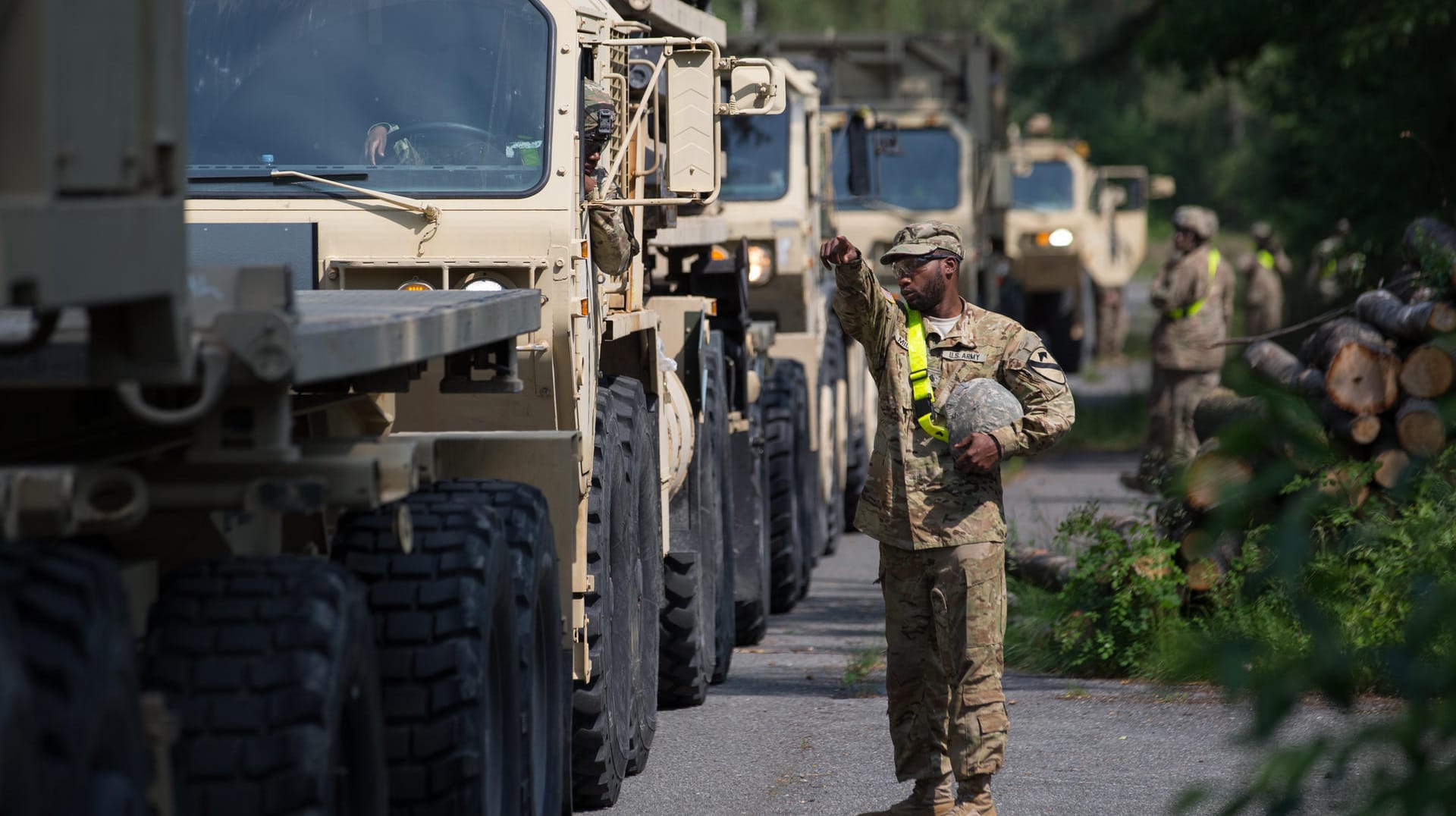 US-Militärfahrzeuge stehen in einer Schlange zum Auftanken bereit. US-Präsident Trump plant nach Medienberichten einen drastischen Abbau der US-Truppen in Deutschland.