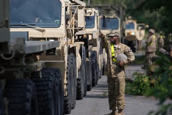 US-Militärfahrzeuge stehen in einer Schlange zum Auftanken bereit. US-Präsident Trump plant nach Medienberichten einen drastischen Abbau der US-Truppen in Deutschland.