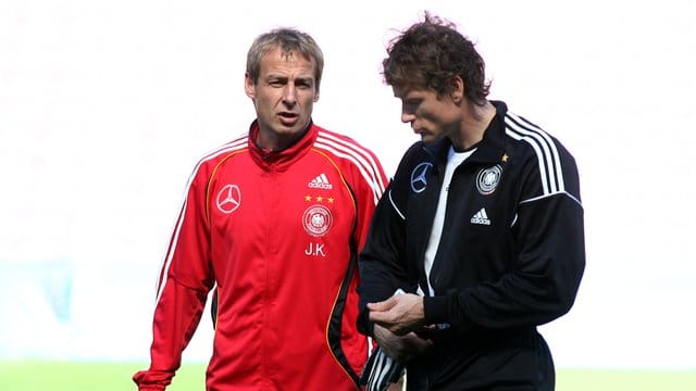 Hat mit Jürgen Klinsmann (r) nach eigenen Worten "seit Ewigkeiten" nicht mehr gesprochen: Jens Lehmann 2006 mit dem damaligen Bundestrainer. Hat mit Jürgen Klinsmann (r) nach eigenen Worten "seit Ewigkeiten" nicht mehr gesprochen: Jens Lehmann 2006 mit dem damaligen Bundestrainer.