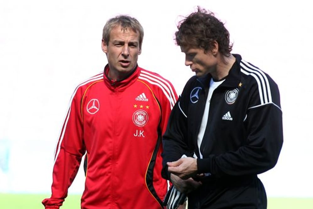 Hat mit Jürgen Klinsmann (r) nach eigenen Worten "seit Ewigkeiten" nicht mehr gesprochen: Jens Lehmann 2006 mit dem damaligen Bundestrainer.