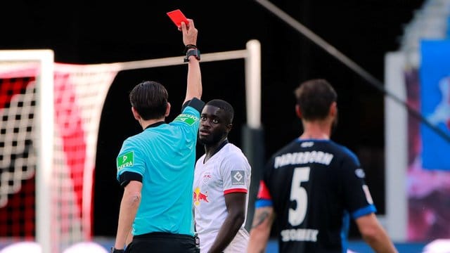 Dayot Upamecano von RB Leipzig bekommt von Schiedsrichter Deniz Aytekin rot gezeigt.