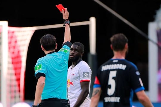 Dayot Upamecano von RB Leipzig bekommt von Schiedsrichter Deniz Aytekin rot gezeigt.