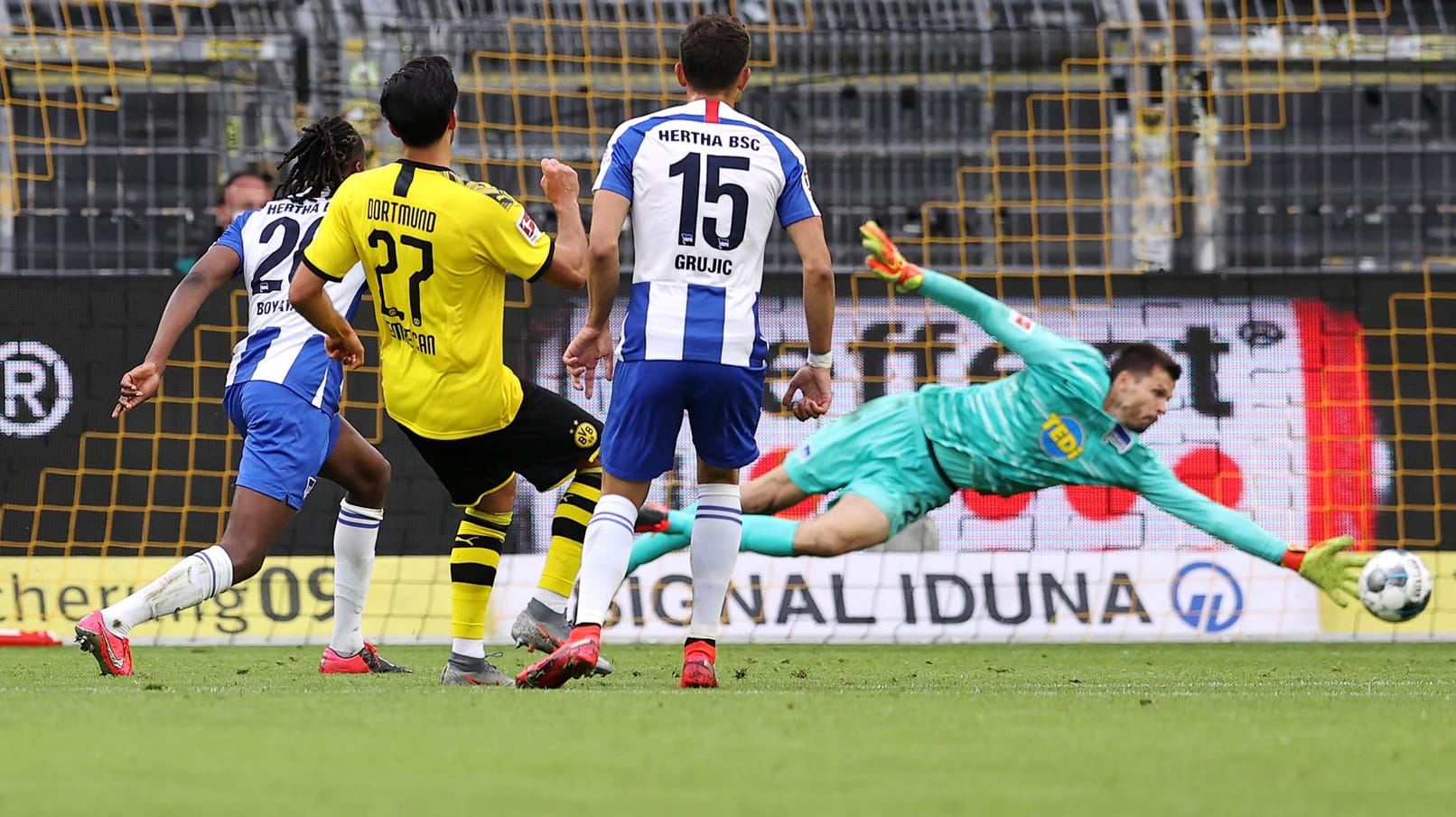 Die Entscheidung: Dortmunds Can (M.) hat abgezogen, Herthas Torwart Jarstein (r.) kommt nicht mehr ran.