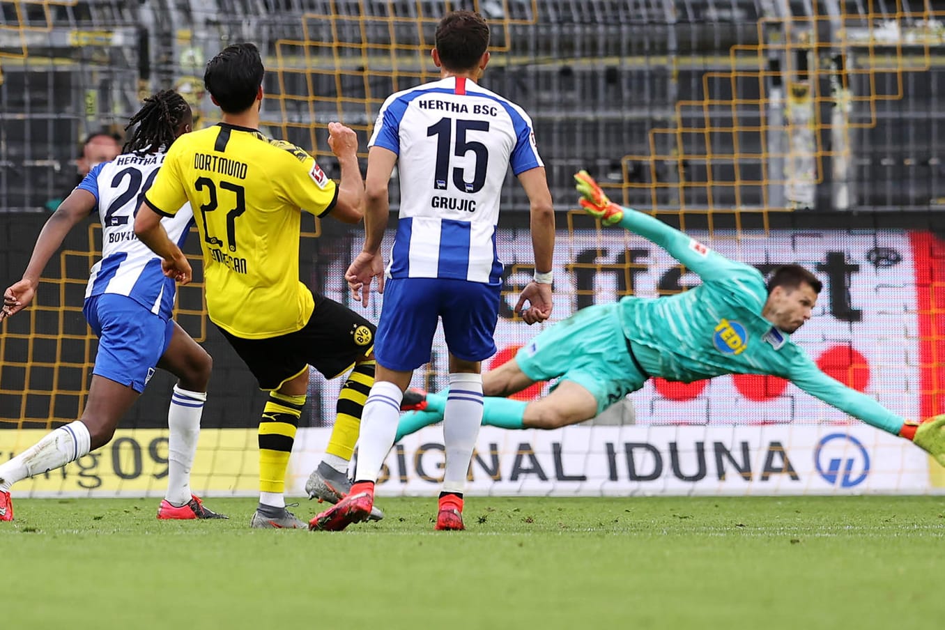 Die Entscheidung: Dortmunds Can (M.) hat abgezogen, Herthas Torwart Jarstein (r.) kommt nicht mehr ran.