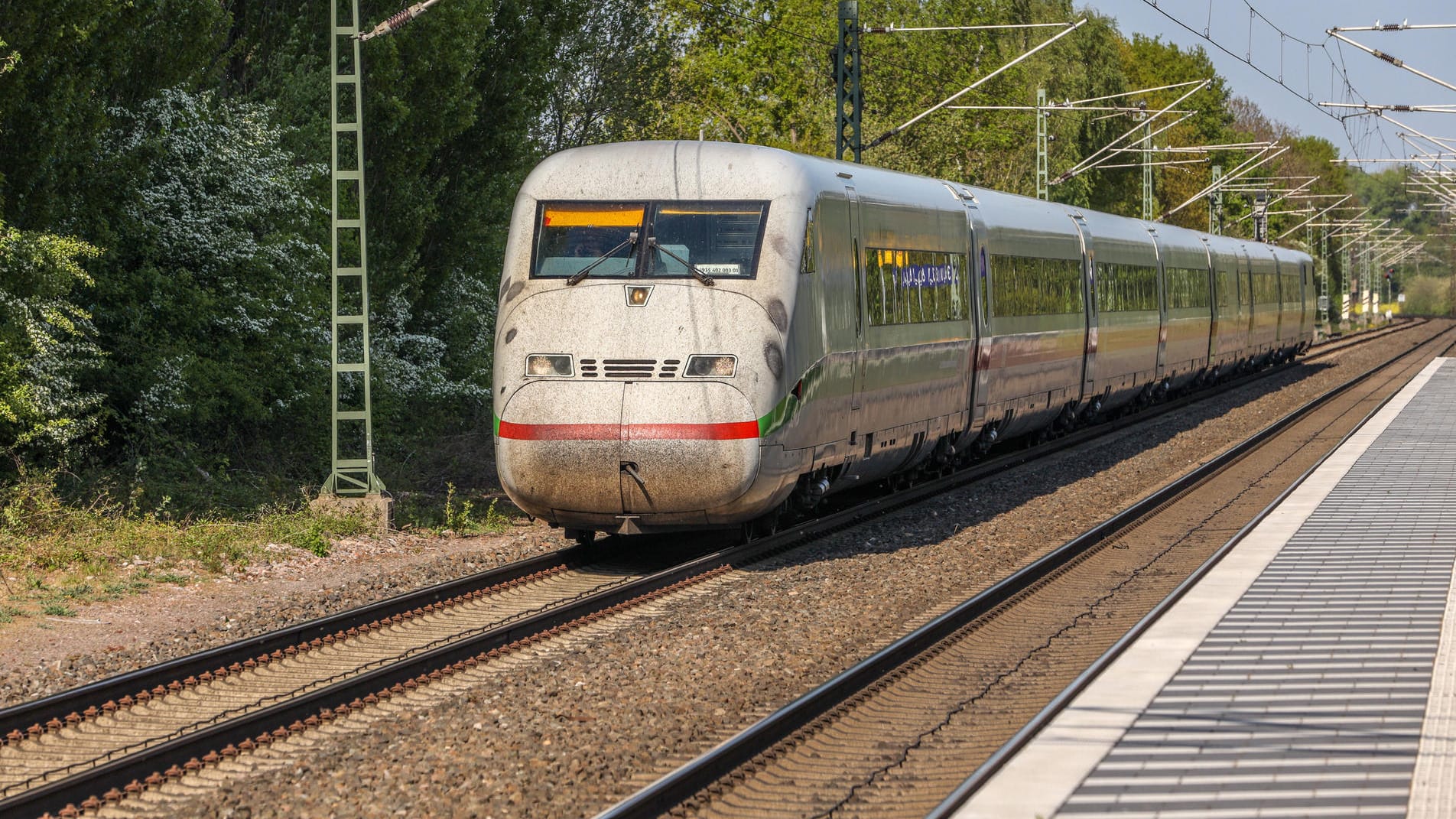 ICE-Zug der Deutschen Bahn (Archivbild): In Wuppertal gab es nun einen Zwischenfall. ICE-Zug der Deutschen Bahn (Archivbild): In Wuppertal gab es nun einen Zwischenfall.