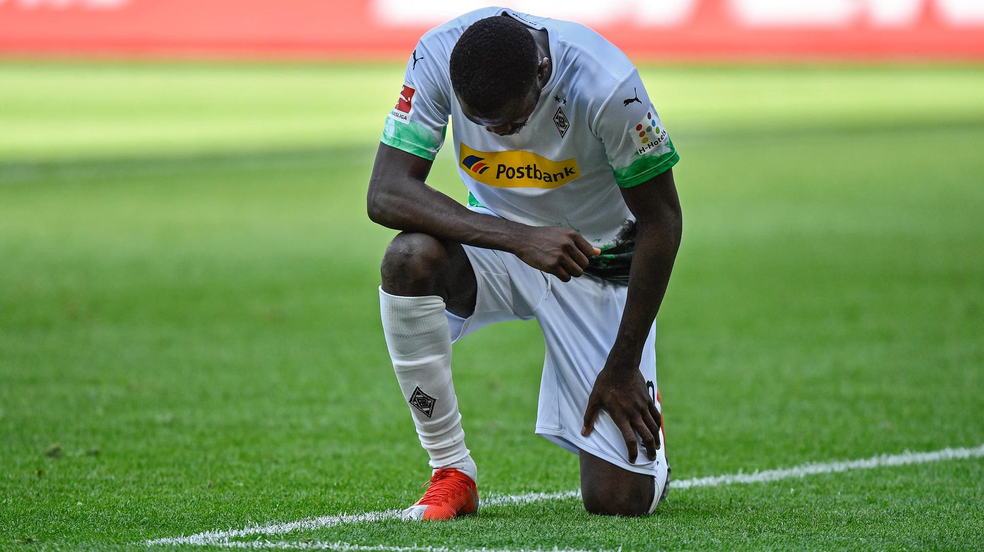 Marcus Thuram: Der Gladbach-Stürmer zeigte mit seinem Jubel nach dem Treffer zum 2:0 gegen Union Berlin am 31. Mai Solidarität mit dem ermordeten Amerikaner George Floyd.