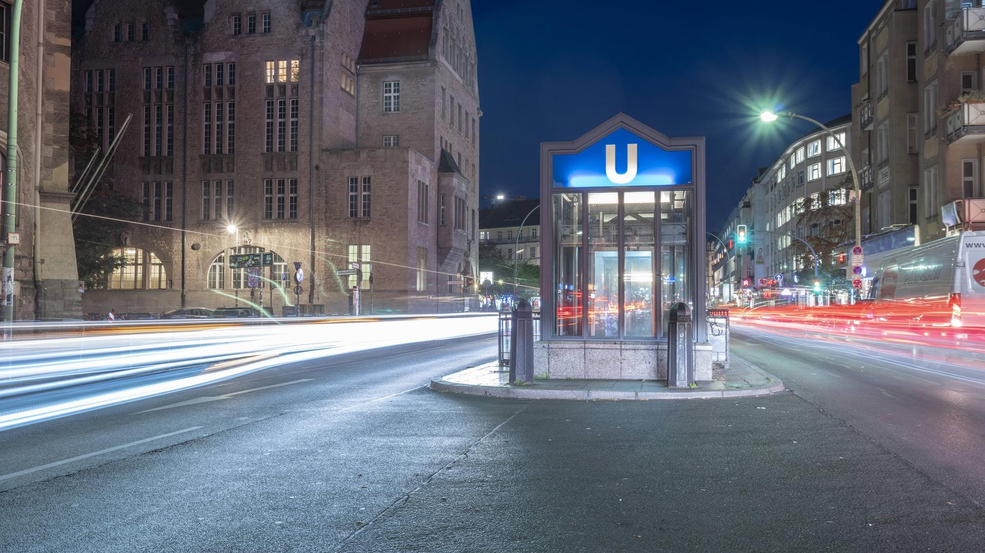 Neukölln bei Nacht (Symbolbild): In dem Berliner Stadtteil sind am Freitagabend etwas 50 Randalierer durch die Straßen gezogen.