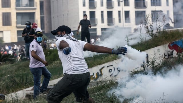 Erstmals seit Beginn der Corona-Pandemie ist es im Libanon wieder zu einer größeren Demonstration gegen die Regierung und die schlechte Wirtschaftslage gekommen. Erstmals seit Beginn der Corona-Pandemie ist es im Libanon wieder zu einer größeren Demonstration gegen die Regierung und die schlechte Wirtschaftslage gekommen.