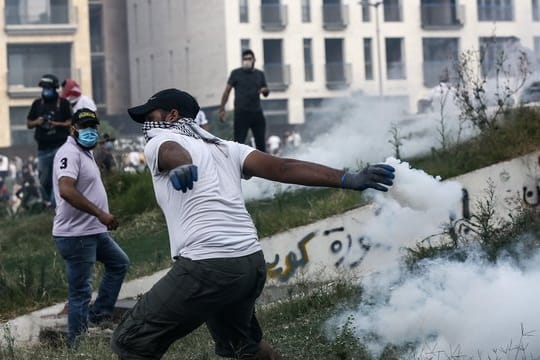 Erstmals seit Beginn der Corona-Pandemie ist es im Libanon wieder zu einer größeren Demonstration gegen die Regierung und die schlechte Wirtschaftslage gekommen.