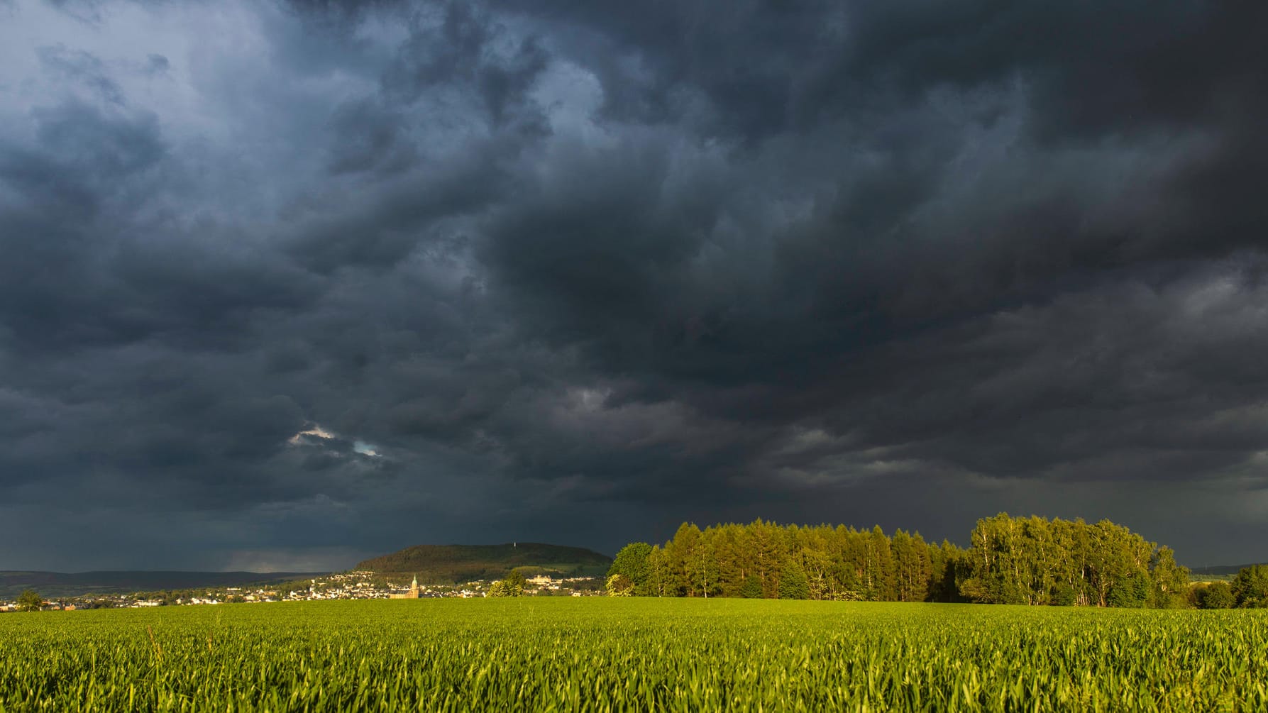 Dunkle Wolken: Das Wetter in den nächsten Tagen wird wechselhaft. Dunkle Wolken: Das Wetter in den nächsten Tagen wird wechselhaft.