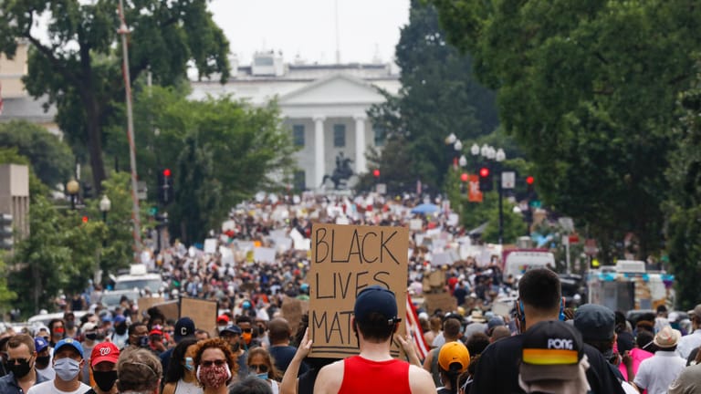 Tausende Demonstranten stehen in Washington in der Nähe des Weißen Hauses, um nach dem Tod von George Floyd Gerechtigkeit zu fordern.