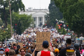 Tausende Demonstranten stehen in Washington in der Nähe des Weißen Hauses, um nach dem Tod von George Floyd Gerechtigkeit zu fordern.