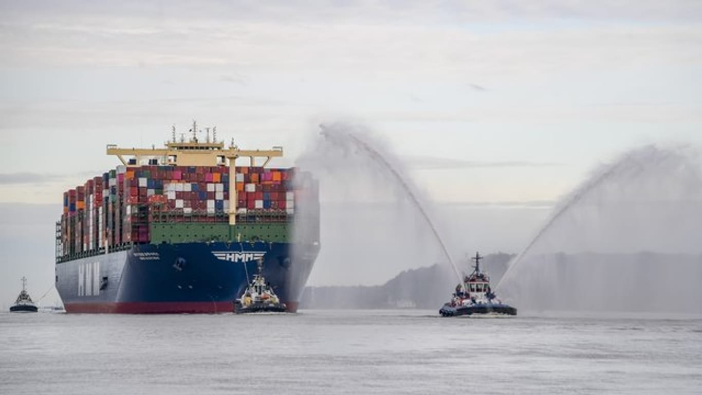 Weltgrößtes Containerschiff im Hamburger Hafen