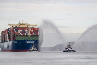 Weltgrößtes Containerschiff im Hamburger Hafen