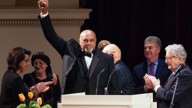 Die Geste von Tommie Smith zählt zu den markantesten Symbolen der Sportgeschichte: 2018 wurde ihm der Dresdner Friedenspreis für sein Engagement für Menschenrechte und gegen Rassismus verliehen. Die Geste von Tommie Smith zählt zu den markantesten Symbolen der Sportgeschichte: 2018 wurde ihm der Dresdner Friedenspreis für sein Engagement für Menschenrechte und gegen Rassismus verliehen.