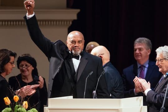 Die Geste von Tommie Smith zählt zu den markantesten Symbolen der Sportgeschichte: 2018 wurde ihm der Dresdner Friedenspreis für sein Engagement für Menschenrechte und gegen Rassismus verliehen.