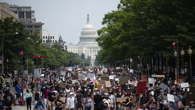 Zehntausende haben in den USA friedlich gegen Rassismus demonstriert - hier in Washington. Zehntausende haben in den USA friedlich gegen Rassismus demonstriert - hier in Washington.