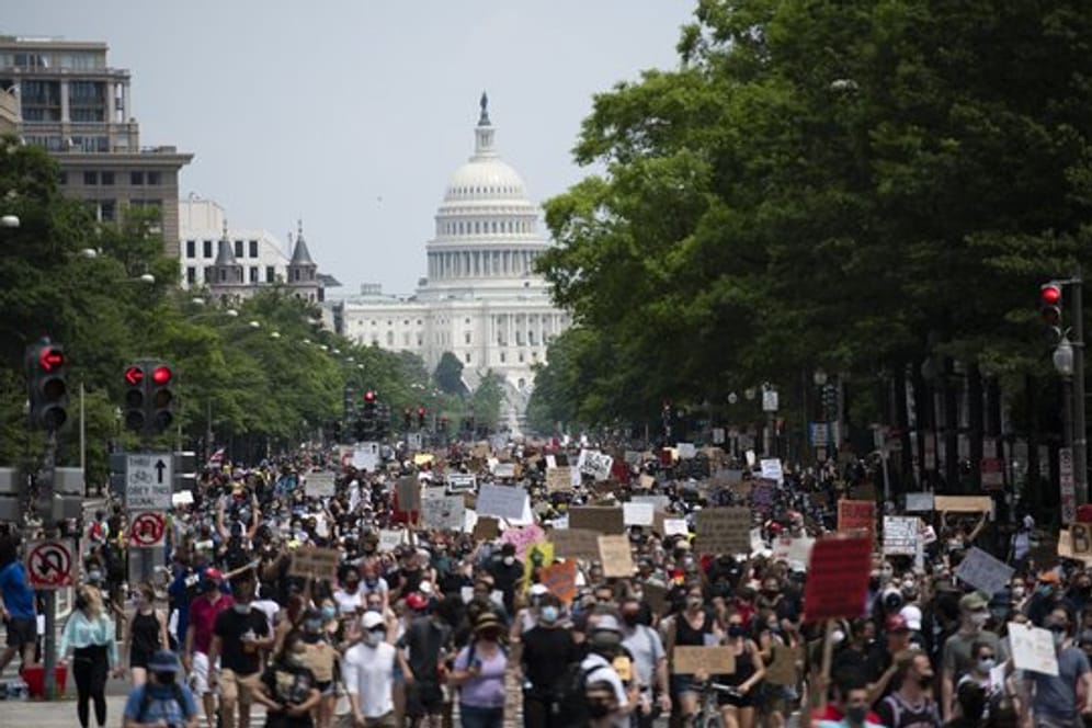 Zehntausende haben in den USA friedlich gegen Rassismus demonstriert - hier in Washington.