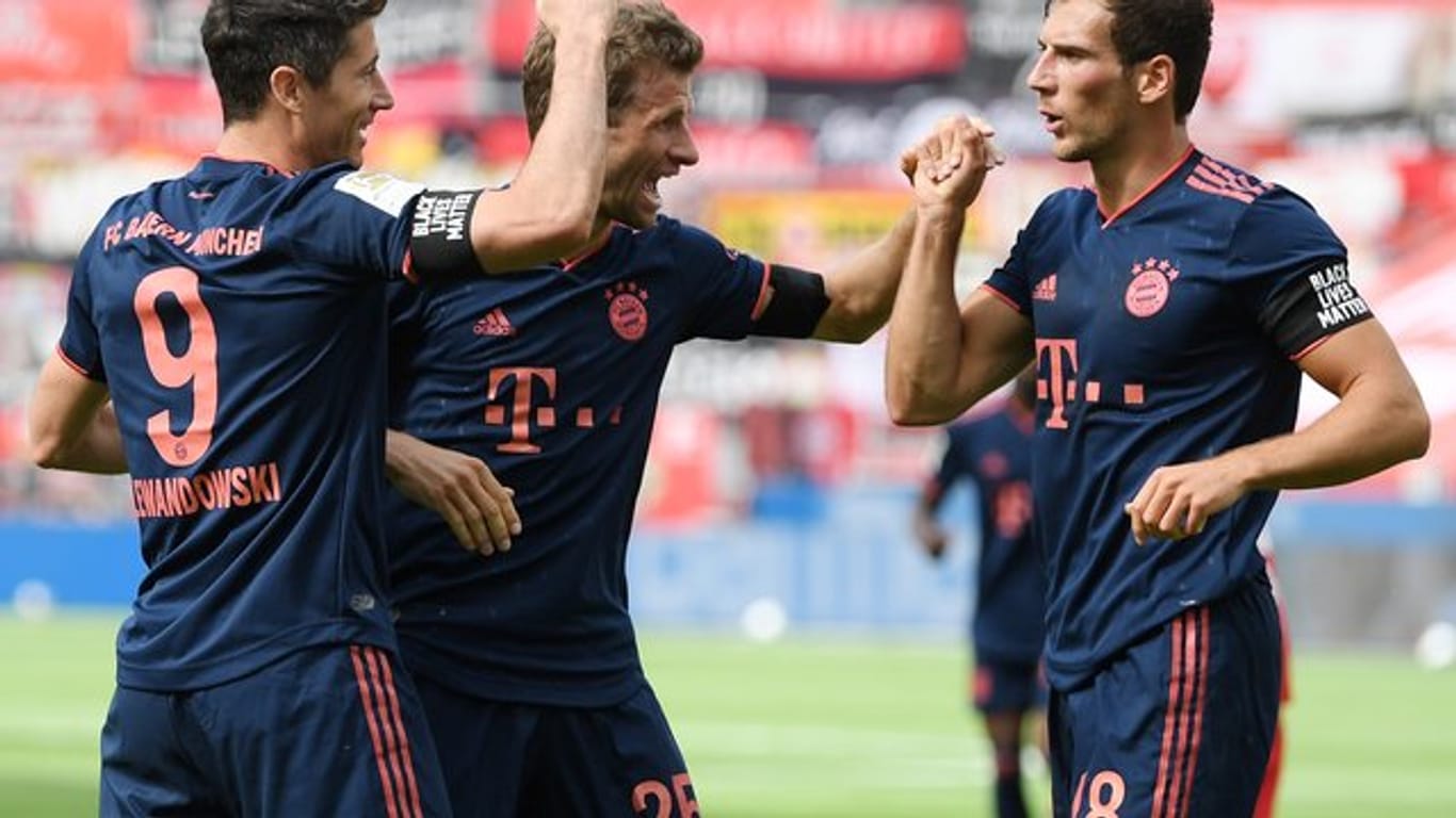 Auf Kurs Meistertitel: Lewandowski (l) jubelt über seinen Treffer zum 4:1 für die Bayern gegen Leverkusen mit Thomas Mueller und Leon Goretzka (r).
