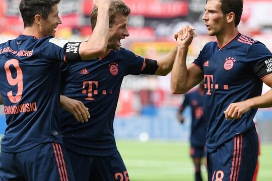 Auf Kurs Meistertitel: Lewandowski (l) jubelt über seinen Treffer zum 4:1 für die Bayern gegen Leverkusen mit Thomas Mueller und Leon Goretzka (r).