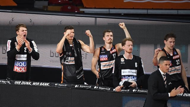 Trainer Jaka Lakovic (r) und die Ulmer Bank jubeln kurz vor Spielende. Trainer Jaka Lakovic (r) und die Ulmer Bank jubeln kurz vor Spielende.